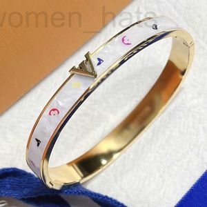 Bracelet Designer Designer Bracelet Femmes Hommes Top Qualité Marque Lettre En Acier Inoxydable Simple Argent Plaqué Bracelet Bijoux De Mode Accessoires Cadeau De Vacances FM6H