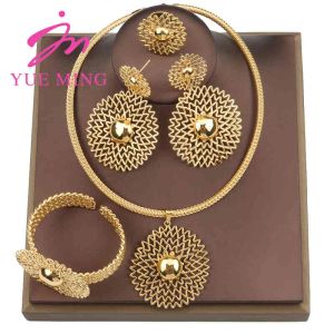 Bangle Designer Dubai Gold Ploated sieraden Set Hollow Hollow Out grote oorbellen ketting en armbandringsets voor bruiloften Bruid Nigeriaans accessoire