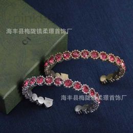 Bracelet Designer Bracelet personnalisé à la mode et simple Nouveau style incrusté de diamants d'eau Plein diamant Ouverture en laiton Bracelet réglable pour femmes IWKK