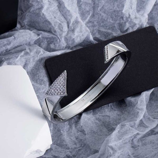 Brazalete de diseñador Conjunto completo clásico de moda Brazalete abierto con patrón de diamante triangular invertido con una pulsera de sensación fresca y de alta gama 3M7L