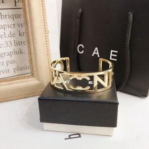 Bangle Designer Gold plaqué Charme Cuff Classic Design Love Spring Brand Bracelet Bracelet Mariage de mariage Cadeaux de famille BIJOUTURES Cadeaux