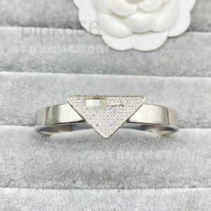 Bangle Designer Style neutre, tempérament minimaliste, sensation haut de gamme, strass incrustés de triangle, bijoux en laiton étincelant fin, bracelet en argent T62S