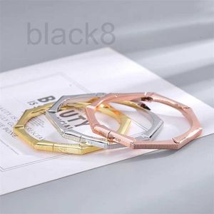 Bangle Designer Striped gegraveerde achthoekige armband Luxe high-end niche-ontwerp opvouwbare armband voor mannen en vrouwen om trendy B2TB te dragen