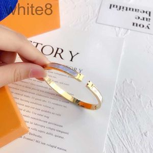 Bangle DesignerDesign armbanden Women Luxe Designer Sieraden 18K Gold vergulde roestvrijstalen bruiloftliefhebbers Gift S Wolesale J6N5