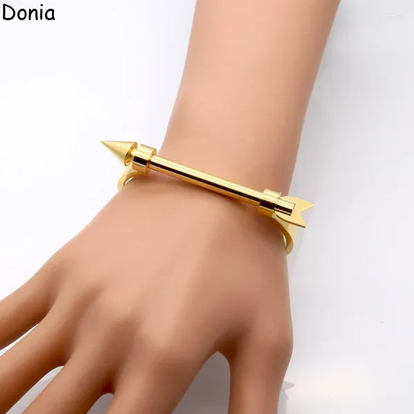 Bangle Donia Jewelry European and American Front en acier inoxydable Arrow ouverture Titane C Bracelet punk vis