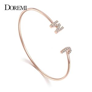 Bracciale DOREMI Bracciale con lettera personalizzata Bracciale per bambino Zirconia Pave Impostazione Bracciale iniziale Bambino Misura per adulto per gioielli con polsino unico 231128