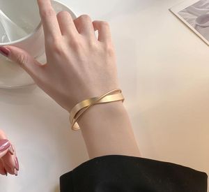 Bracelet de couleur géométrique élégant Geométrique Gold Gold de haute qualité Cuff de style vintage pour femmes Cadeaux de bijoux personnalisés2936206
