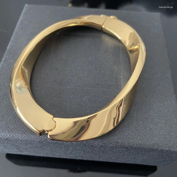 Le bracelet européen et américain a le même bracelet polyvalent à la mode irrégulier à la mode irrégulière