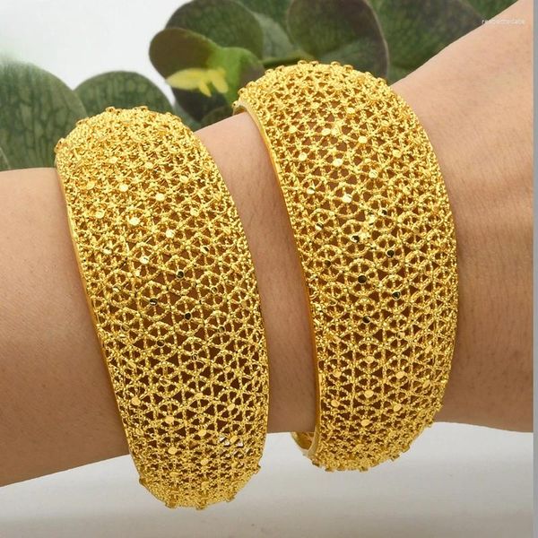 Bracelet européen et américain de Dubaï Women's Gold Color Hollow Bracelet en C en C Inde Nigeria Vietnam Mariage