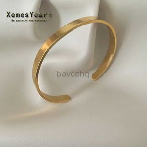 Bracele de manchette européenne et américaine en or simple et lisse en acier inoxydable pour hommes et femmes bijoux fêtards bracelets 240411