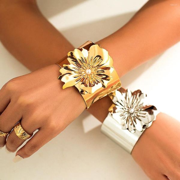 Brazalete de Metal con perlas de flores exageradas para mujer, pulseras góticas geométricas con temperamento abierto, accesorios de joyería para fiesta