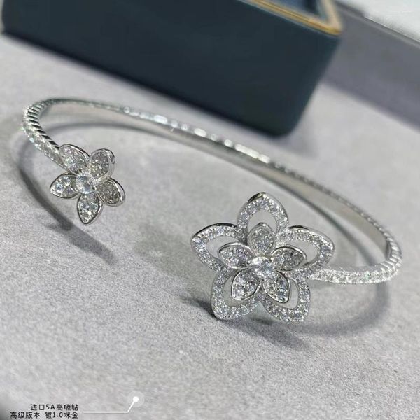 Bracelet célèbre européen à la mode 2023 mignon bijoux bracelets pour femmes fleurs de cerisier conception été anniversaire cadeaux