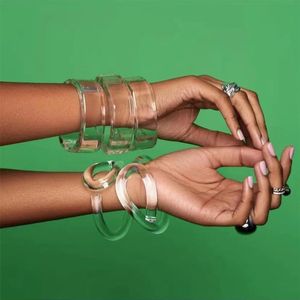 Bracelet en forme de résine acrylique transparente pour femmes