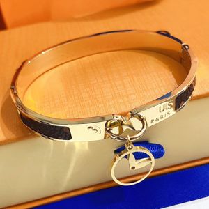 Bangle Fashion Gold Letter sieraden Vergulde Bangle Armband Luxe Merk Letter Armbanden voor Vrouwen Mannen Roestvrij Staal Mode Alledaagse Accessoires Feest Bruiloft