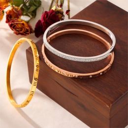 Bangle Fashion Roman Numerals Bracelet Crystal for Women Arear en acier inoxydable Gold de luxe rond de luxe Bijoux Couple Couple