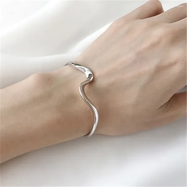 Bangle Fashion Girls Bending Arc Arco Agua Patrón de olas Pulseras Simples Mujeres Joyas de regalo