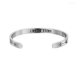 Bracelet d'ouverture blanche de mode Bracelet pour les femmes Lettrage I AM THE STORM Bijou simple en acier inoxydable