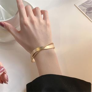 Bangle Frosted Golden armband voor vrouwen Kruisontwerp Bruidsmeisje Geschenken Open Hard Luxury Ladies Dignified Jewel Polsband