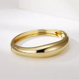 Bangle goudkleurige armband gepolijst oppervlak eenvoudig modieus en sfeervol voor vrouwen breed gezicht uniek ontwerp armbanden metalen sieraden