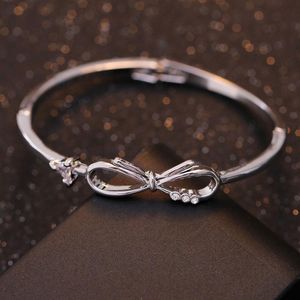 Bangle hoogwaardige metalen armband verzilverde elegante driehoek zirkonia bowknot boogarmbanden voor vrouwen