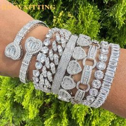 Bracelet glacé Bling CZ ouvert en forme de coeur ajuster géométrique Micro Pave 5A blanc zircon cubique bijoux classiques pour les femmes 231102