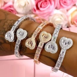 Bracelet glacé Bling géométrique classique en forme de coeur bijoux Micro Pave 5A blanc zircone cubique CZ ouvert ajuster pour les femmes amoureux 231202