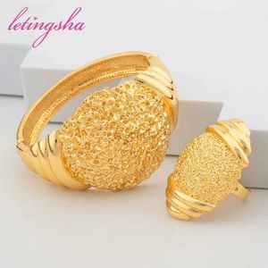 Bangle Italiaanse vrouwen ontwerp sieraden sets in kleur Ethiopische gouden manchet armband modieuze ring set Dubai bruid sieraden huwelijkscadeau 240319