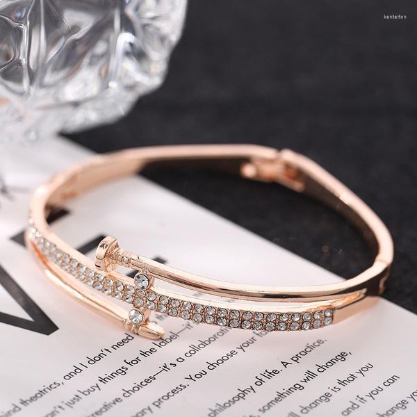 Brazalete Japonés Y Coreano Diseño Simple Doble T Clásico Con Incrustaciones De Diamantes Pulsera Abierta Para Mujer Titanio Acero Nicho Temperamento SimpleBa