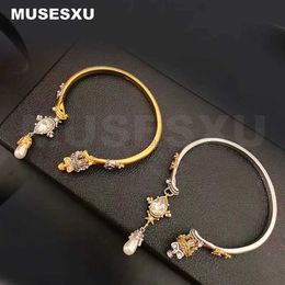 Bangle sieraden en accessoires luxe merk gekroonde schedel en parel hanger tweekleurige metalen armband open voor geschenken dames en heren 240319