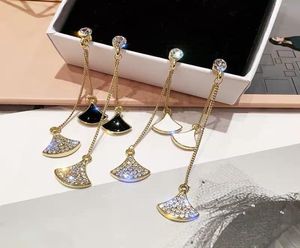 Bangle sieradenontwerpers Lichte luxe oorbellen met zilveren naald en diamant -fanshaped Tassel -oorbellen6298342