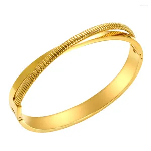 Bracelet Jinhui à la mode printemps fil en acier inoxydable pour les femmes bracelet à breloques croisées PVD plaqué or bijoux imperméables en gros