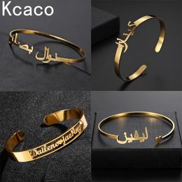 Bangle Kcaco Aangepaste Letter Naam Armband Gepersonaliseerde Arabische Naam Verstelbare Armbanden Vrouwen Mannen Roestvrij Staal Kinderen Manchet Gift 231207