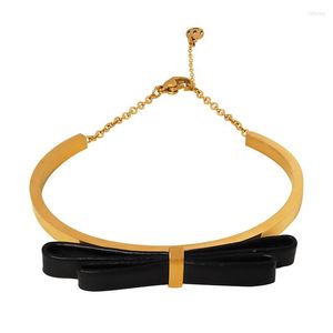 Pulsera de joyería de mano chapada en oro con lazo de cuero genuino sin decoloración de acero de titanio para mujer de moda coreana