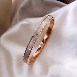 Bracelet Version coréenne du bracelet à boucle en acier titane Mode féminine Les diamants de galvanoplastie en or véritable ne se décolorent pas BraceletBangle
