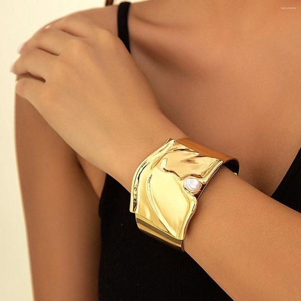 Brazalete ligero de lujo vintage abierto metal liso pulsera geométrica para mujeres con incrustaciones de perlas de imitación versión amplia accesorios de joyería de mano