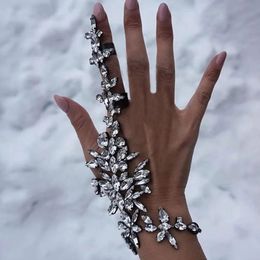 Bangle Luxe Handgemaakte Kristallen Zirkoon Bloem Bruids Vinger Ring Armband voor Vrouwen Strass Hand Chain Armband Bangles Hand Sieraden 231027