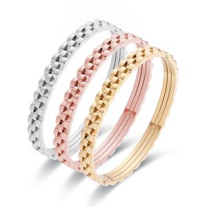 Bangle luxe roestvrijstalen stalen armband kroon klassiek drie lagen uitrusting dames prachtige mode sieraden bruiloft cadeau 230719