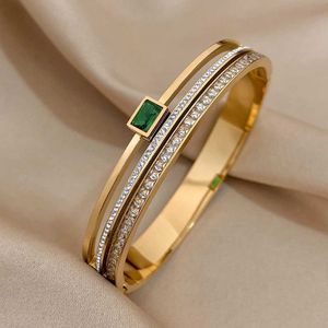 Bangle de manchette en acier inoxydable de luxe adapté aux femmes Couple argent en or Green White Rinestone Bracelet large cadeau Q240522