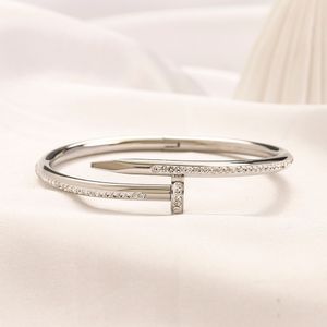 Bracelet cadeau de créateur vintage de style luxe de luxe Bangle avec charme de charme pour femmes original Brangle de gros boutique en acier inoxydable bracelet or plaqué