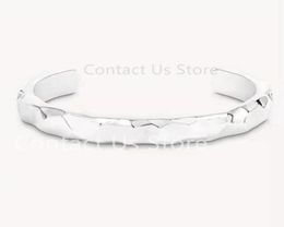 Bangle M00332 Luxury 2021 Bracelet irrégulier Highend Brand Presbyopie Charme Accessoires Car Pendre Dames Gift For Women4331721