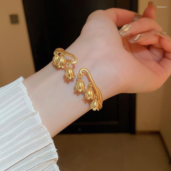 Brazalete Minar estilo chino metálico lirio de los valles flor brazaletes ajustables para mujeres latón chapado en oro real de 18 quilates