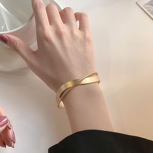 Brazalete Mobius, brazaletes de apertura de anillo para mujer, pulseras de lujo de Metal clásico de oro Irregular, venta al por mayor, regalos de fiesta 2023, joyería