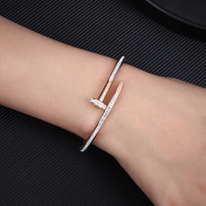 bracelet clover Nouveau or 18 carats Ins Style forme d'ongle en acier titane incrusté de carte de diamant maison Bracelet incolore Bracelet pour femme IX9T