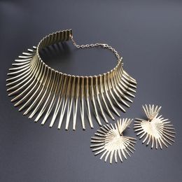 Armreif New Africa Halsketten Schmuckset Goldfarbe Metall Großes übertriebenes Drehmoment Halsband Halskette Ohrringe Set Schmuck Steampunk Party