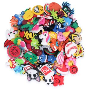 Bangle Package Mail 1000pcs Carton Hot animé PVC Chaussure Charmes Accessoires Animaux Crystal Fleur Jibz Fit Croc Bracelets Kids Gift