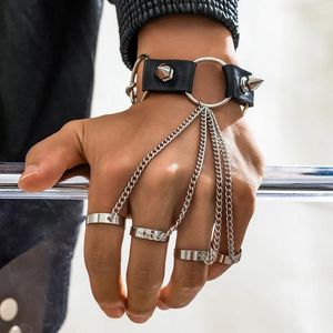 Bangle Punk Leren Ketting Handbezaaid Klinknagels Rock Armbanden Met Vinger Ring Handschoenen Polsband Accessoire Hip Hop