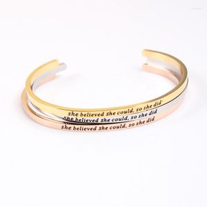 Bangle, ze gelooft dat zou kunnen, zo deed roestvrijstalen gegraveerde positieve inspirerende citaat open manchet mantraarmband