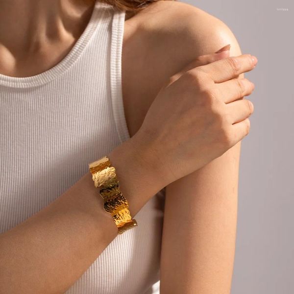 Bracelet en acier inoxydable Bracelets pour femme Texture en relief feuille ouverte épaisse Couple bijoux accessoires cadeau d'anniversaire