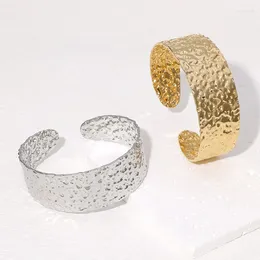 Bracelet en acier inoxydable motif de marteau à la tendance petite perle bord large face bracelet ouverte bijoux bijoux d'anniversaire cadeaux