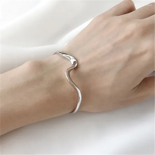 Brazalete con estilo, diseño de onda de agua trenzada, arco doblado, pulsera Simple ajustable, joyería de apertura de regalo para mujer